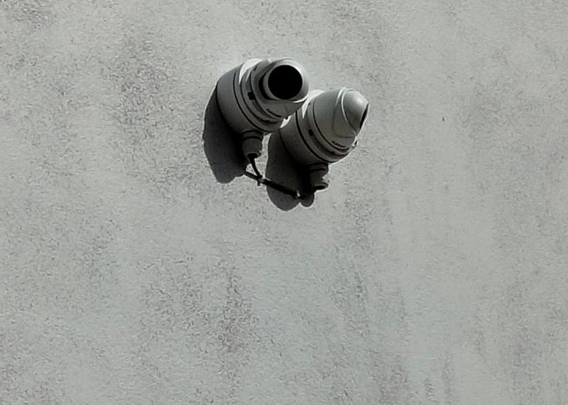 Dos cámaras montadas en un mismo punto sobre un muro