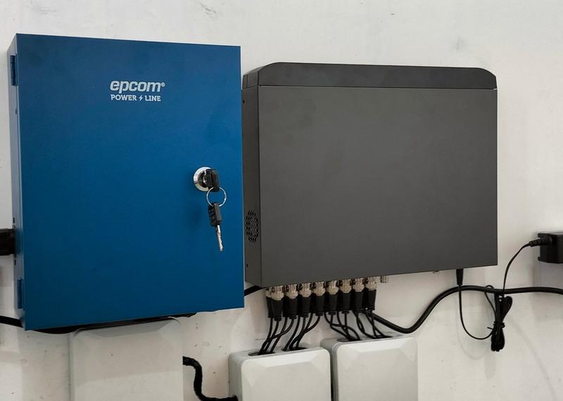 Fuente de poder y equipo montados en pared